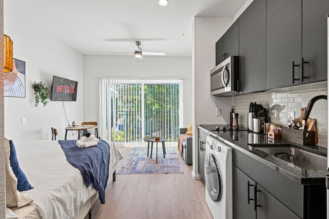 Building Photo - 596 W 9th St Unit ID1335763P