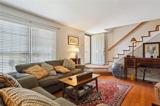 Photo - 73 La Rue Pl NW