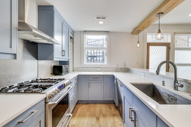 Photo - 646 Keefer Pl NW