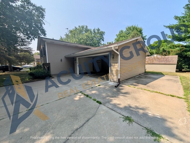 Photo - 10207 Pilgrim Ln N