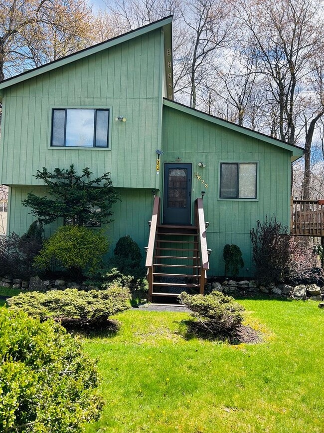 Building Photo - Bright and spacious 3-bedroom, 1-bath home featuring a nice backyard