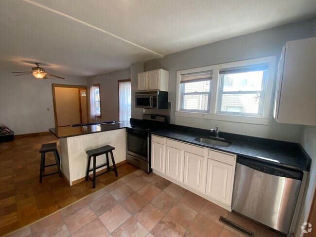 Building Photo - 13 Andrew St Unit 1 Rental