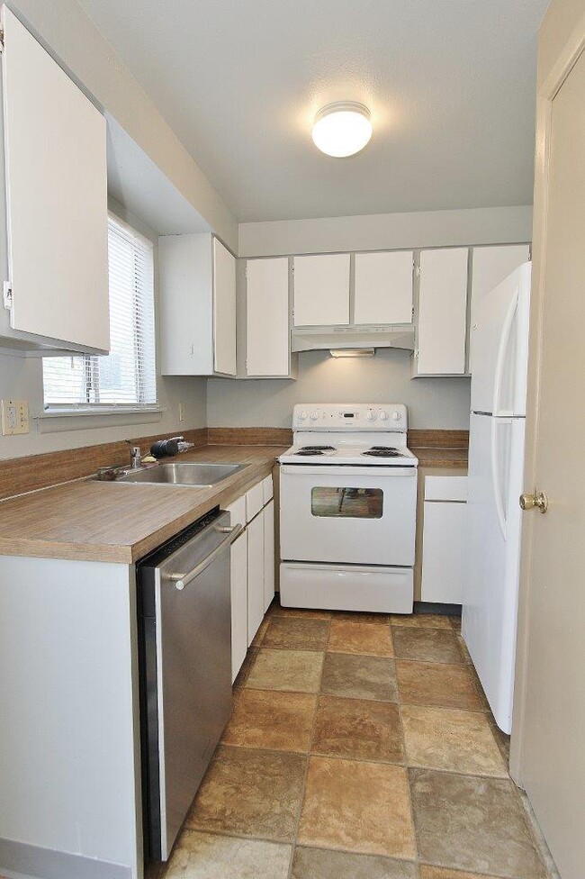 Photo - 824 W 7th St