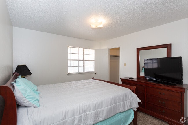 2 habitaciones, 1,5 baños - 1400 pies cuadrados - Marvin Gardens Apartments