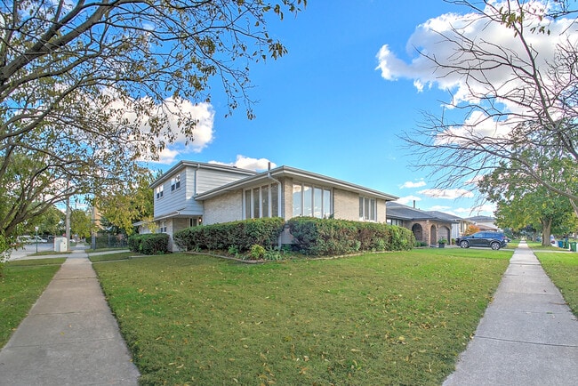 Photo - 10001 S Komensky Ave