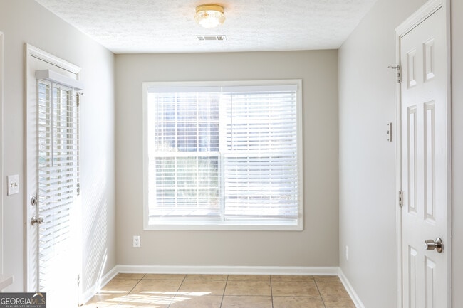 Photo - 852 New England Ct