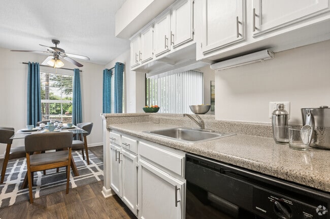 1BR, 1BA - 672SF - Kitchen
