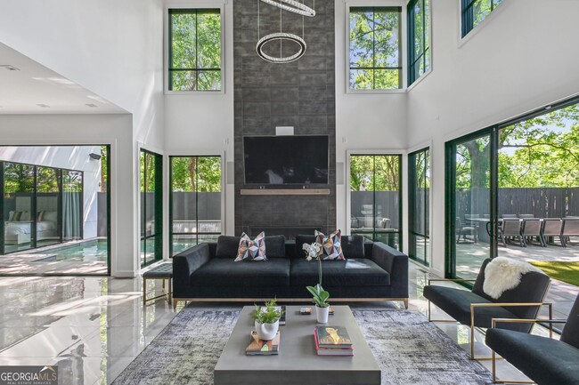 Photo - 818 Verner St NW