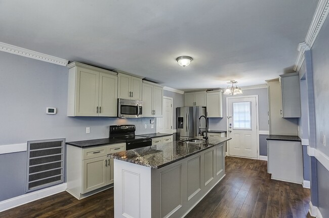 Photo - 200 Retreat Ct W