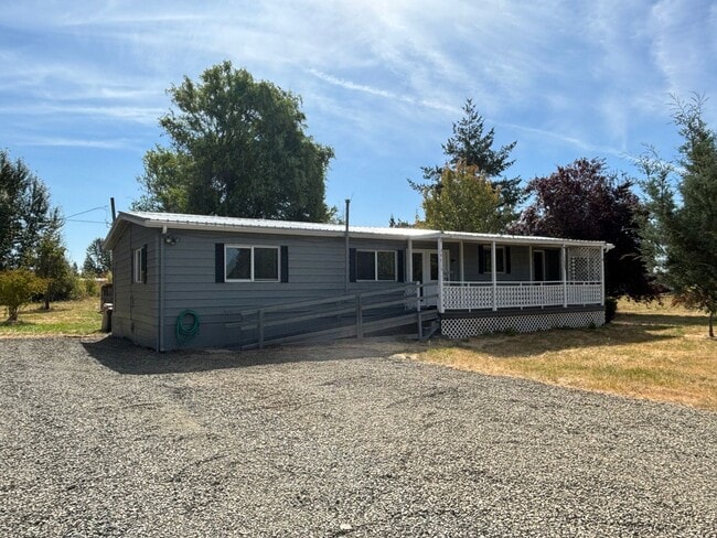 Building Photo - Home in the Country!