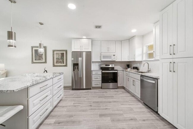 Building Photo - 717 S US Hwy 1