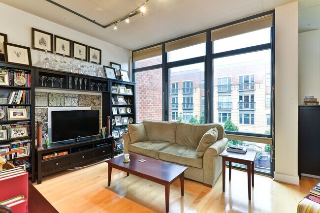 Building Photo - Gorgeous Light Filled 1Br Blocks to King St Metro