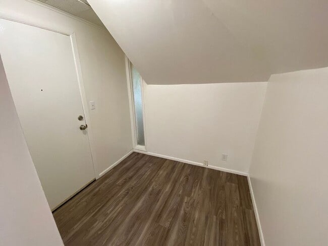 Photo - 635 Thompson Ave NE