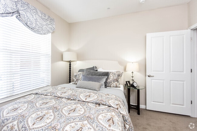 2BR, 2BA - 904 SF