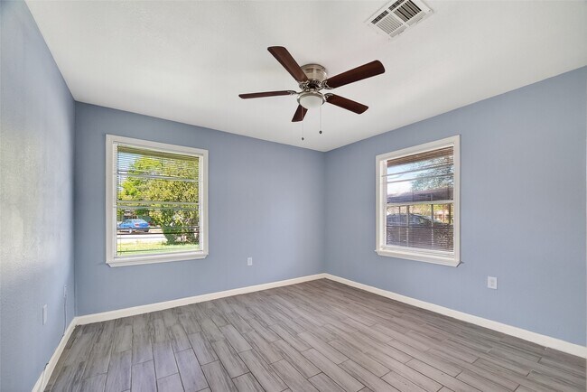 Photo - 6022 Lyndhurst Dr