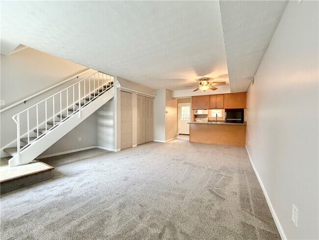 Photo - 422 Eastbrooke Ln