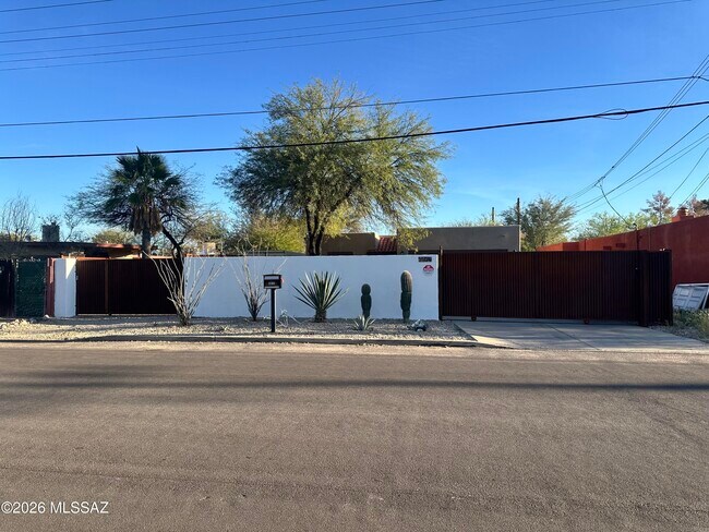 Photo - 5836 E Lee St