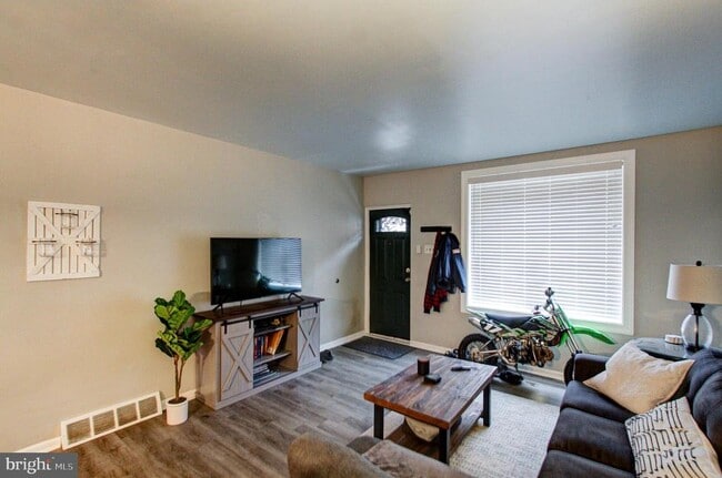 Photo - 1215 Daly St