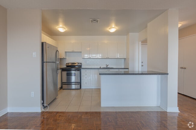 2BR, 2BA - 841SF - Kitchen - Warren Court Apartments