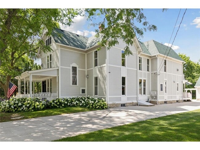 Photo - 206 5th St S