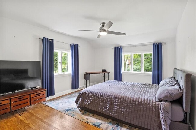 Photo - 485 Oakridge Dr