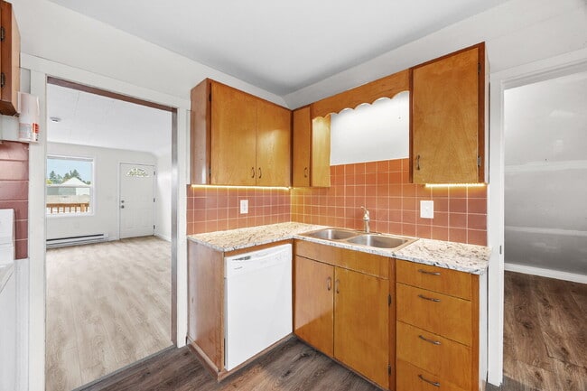 Photo - REMODELED Adorable upper-floor "duplex." O... Unit B