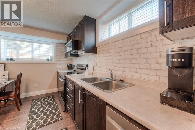 Photo - 537 Valhalla Cres