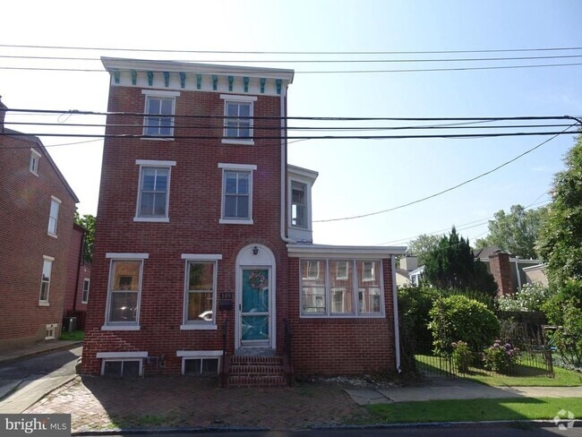 Building Photo - 109 E 2nd St Rental