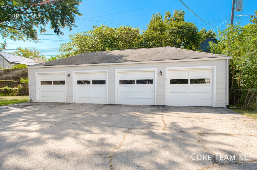 Photo - 629 E Meyer Blvd