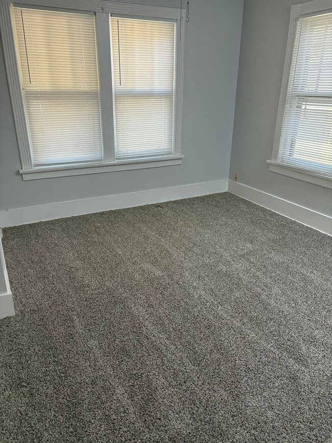 Photo - WALKING DISTANCE TO THE U OF A!!!