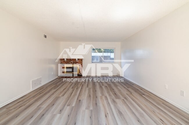 3848 W 105th St Unidad 3848.5 W 105th StInglewood, CA 90303 1/2