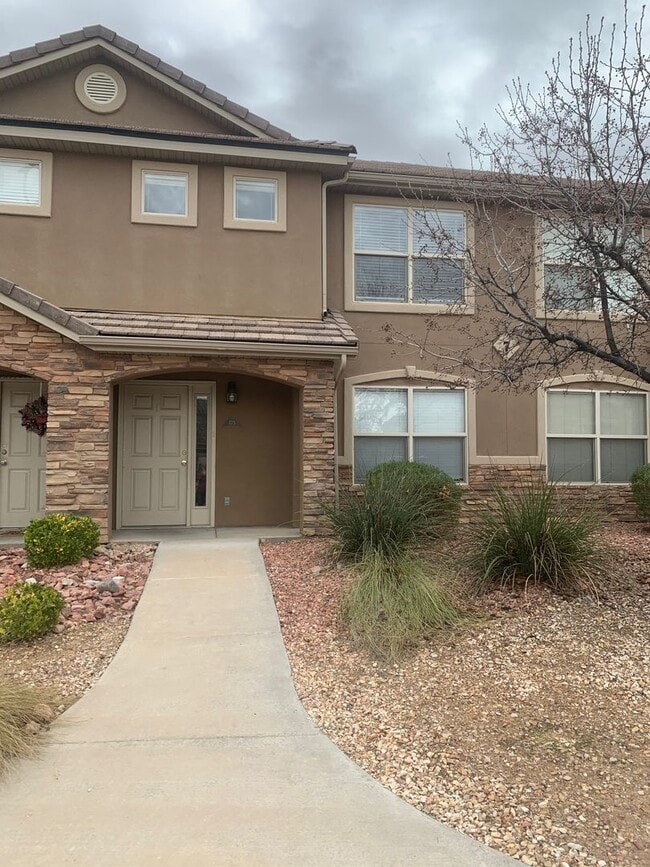 Building Photo - Hidden Valley Townhome