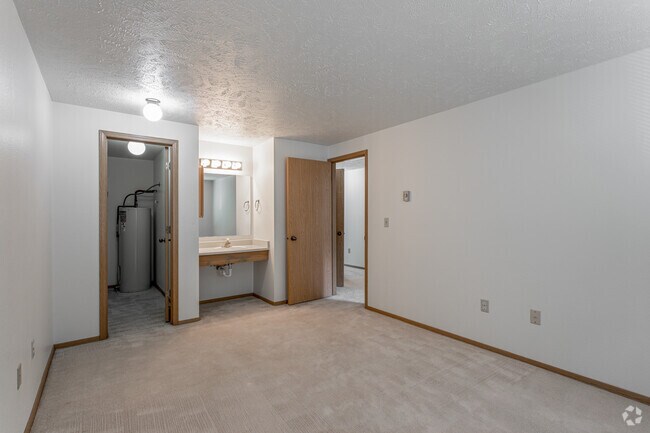 2BR, 1BA - 902 SF