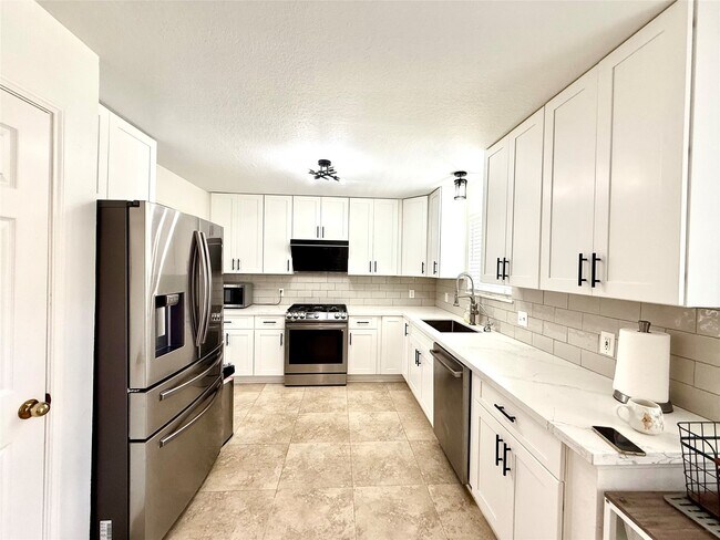 Photo - 2107 Highland Bay Ct House