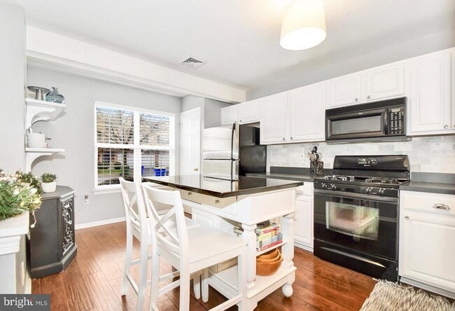 Photo - 102 Peregrine Ln