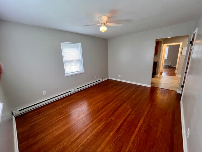 Living Room - 1524 Glenbeck Ave Apartments Unit 4