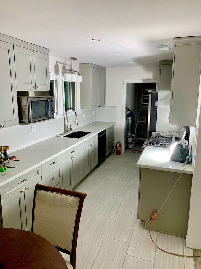 Kitchen - 720 N Walnut Ave