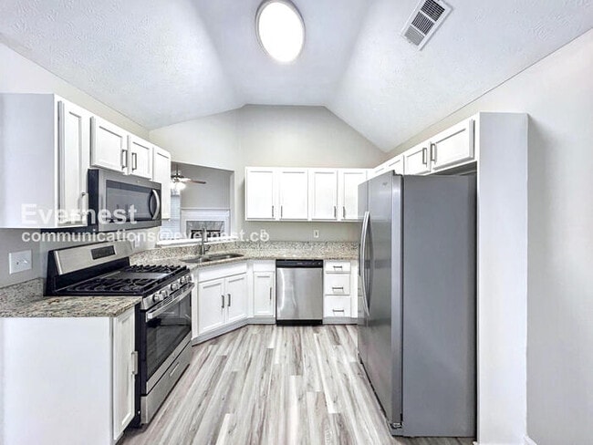 Photo - Limited Time Special Offer / 5-Bedroom Home with Garage / Pet-Friendly / Vouchers Accepted / Avai...