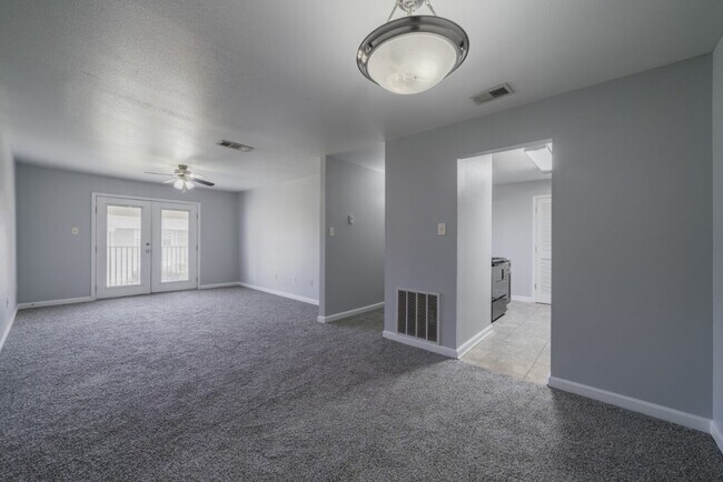 TWO BEDROOM UPSTAIRS LUXURY, PLUSH CARPETING