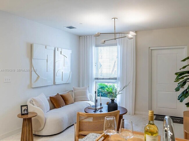 Building Photo - 610 NE 2nd St Unit 207