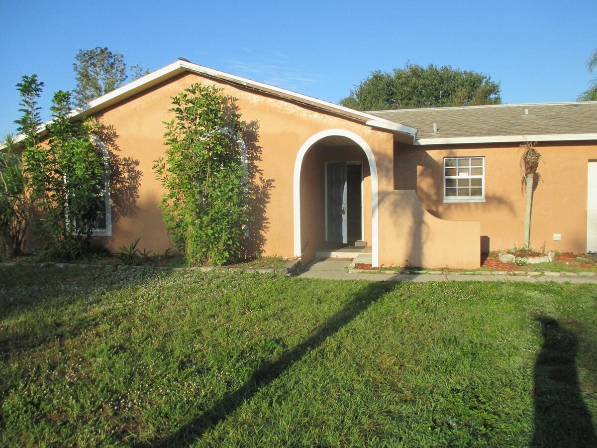 Freshly painted interior coming soon ! 3 bedroom 2 bathroom single family home - Freshly painted interior coming soon ! 3 bedroom 2 bathroom single family home
