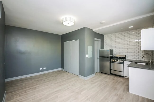 Photo - 944 W Montrose Ave