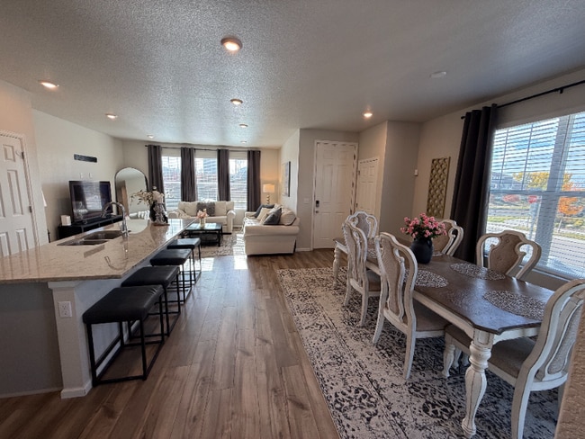 Photo - 900 Tarragon Rd
