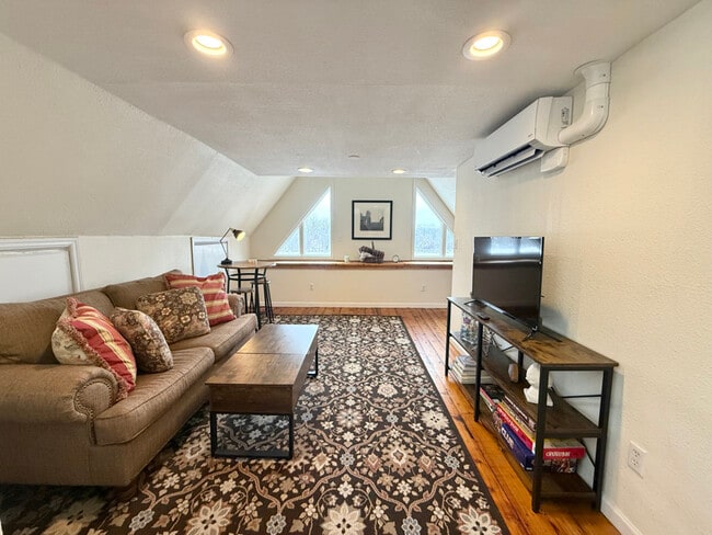 Building Photo - 143 2nd Ave