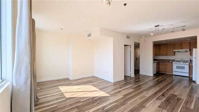 Photo - 580 W Main St Unit 305