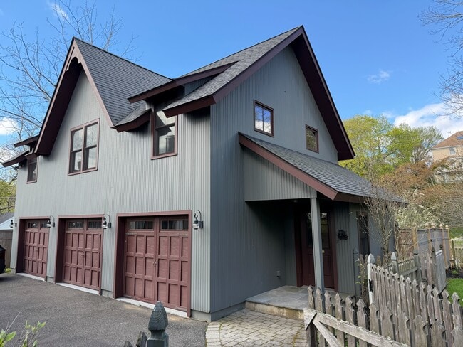 Building Photo - 9 Ashby St Unit Carriage House Apartment