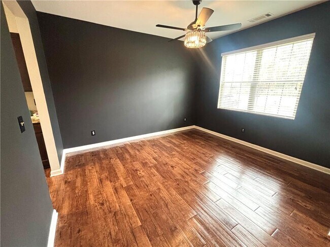 Photo - 8389 Regent St