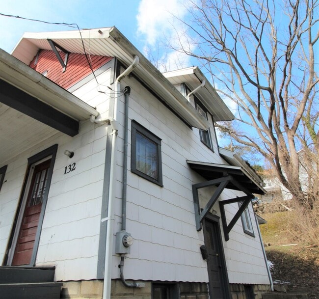 Photo - 3 Bed/1 Bath Home located close to Sunnyside and Downtown Campus- Available 5/20/2026