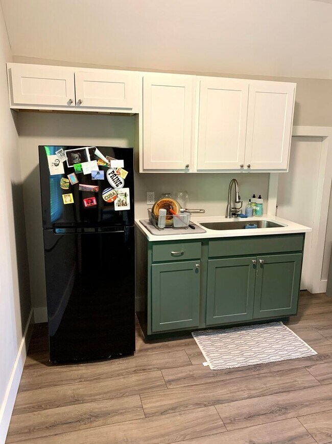 Photo - Modern 1 Bedroom Upstairs Apartment in Mad...