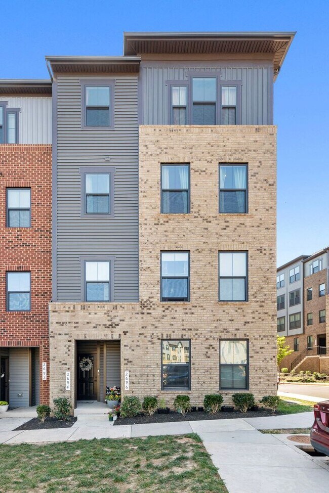 Photo - Luxurious 3 Bed 2.5 Bath Townhome In Beautiful Foster's Glen